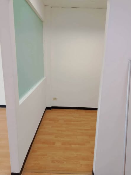 room interior of พื้นที่เช่า ปล่อยล็อคเช่า เสนอพื้นที่เช่า เช่าพื้นที่ขายของทำเลทองขายของ ทำเลค้าขาย พื้นที่เช่า MRT ท่าพระ เอสพี