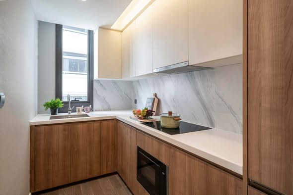 bathroom and kitchen of MUNIQ Sukhumvit 23