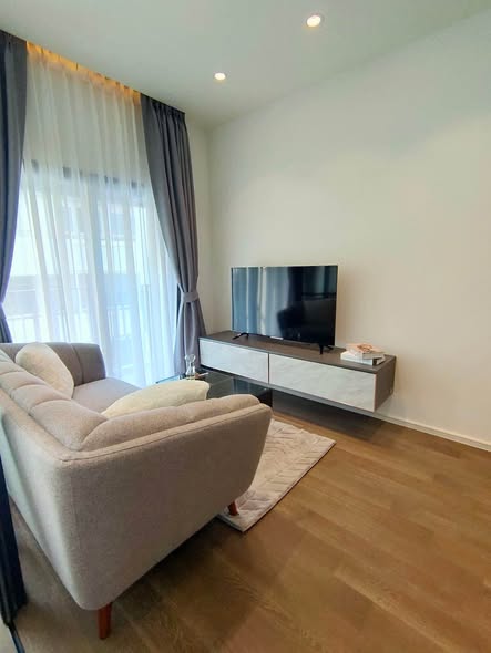 bedroom and living room of MUNIQ Sukhumvit 23