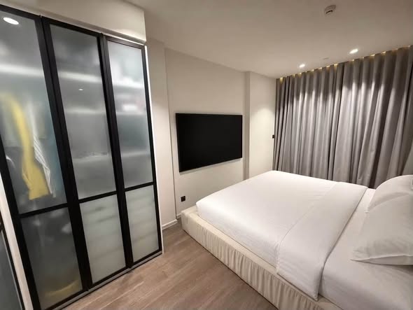 bedroom and room interior of MUNIQ Sukhumvit 23