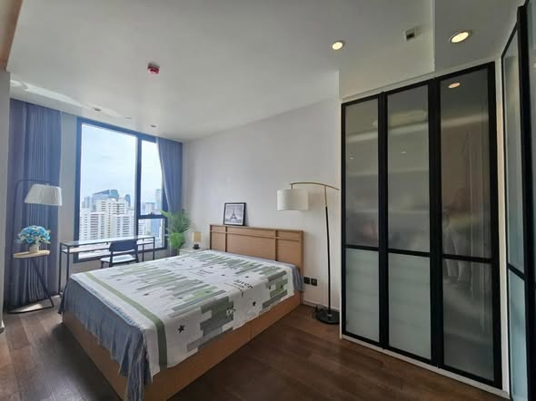 bedroom and room interior of MUNIQ Sukhumvit 23