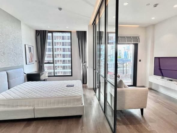 bedroom and room interior of MUNIQ Sukhumvit 23
