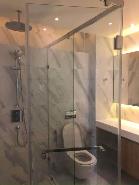 room interior and bathroom of MUNIQ Sukhumvit 23