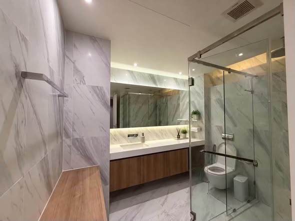room interior and bathroom of MUNIQ Sukhumvit 23