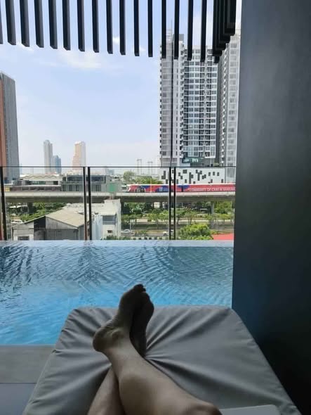 pool of Newera Condo | Ekamai–Ramintra