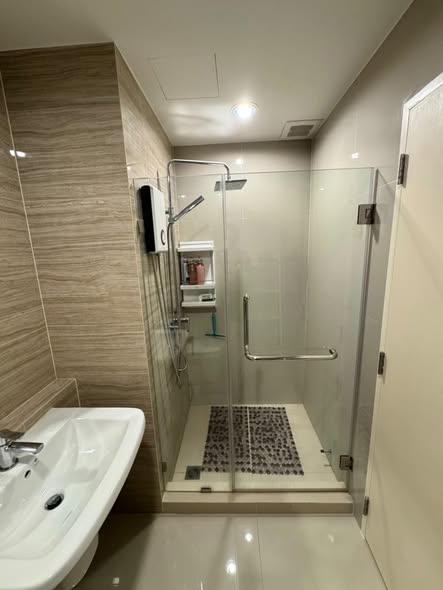 room interior and bathroom of Niche MONO Sukhumvit Bearing