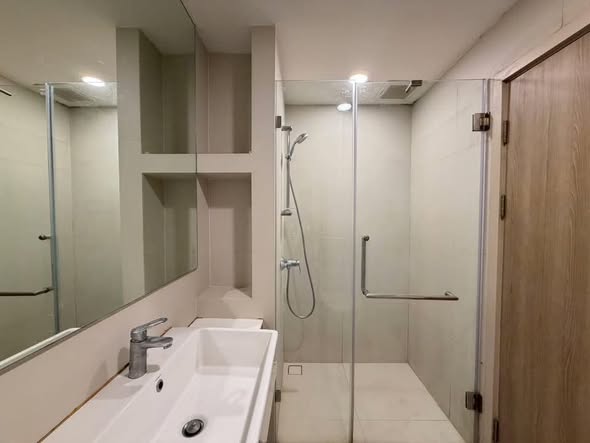 room interior and bathroom of Noble Ambience Sukhumvit 42