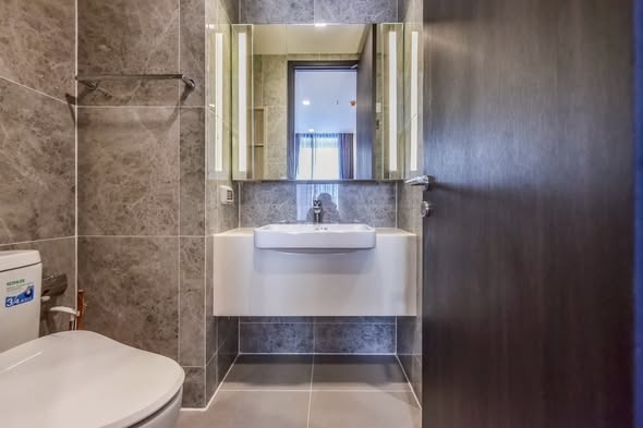 bathroom of Noble Around Ari