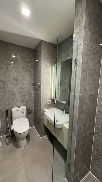 bathroom of Noble Around Ari