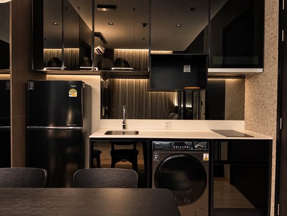bathroom of Noble Around Ari