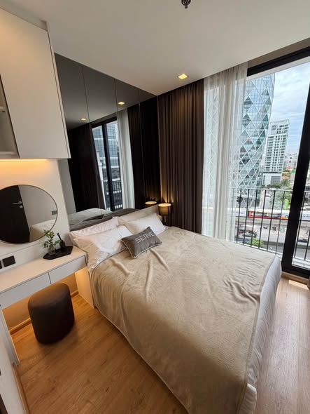 bedroom of Noble Around Ari