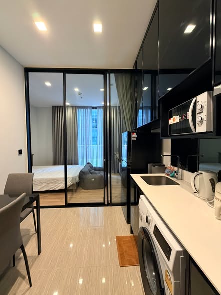 bedroom of Noble Around Ari