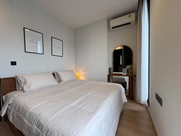 bedroom of Noble Around Ari
