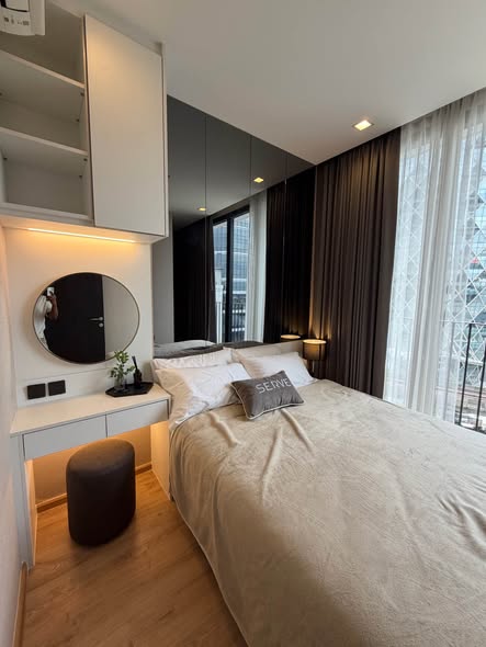 bedroom of Noble Around Ari