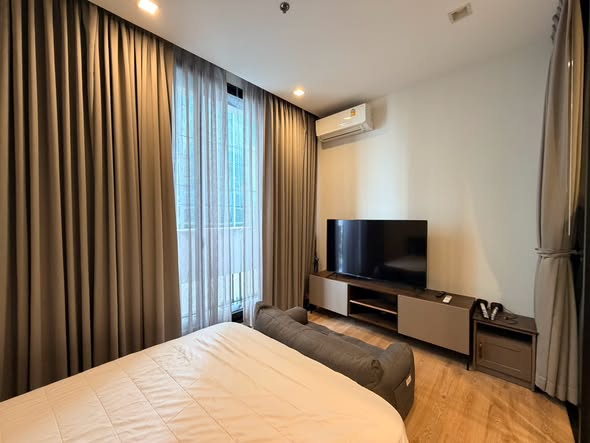 bedroom of Noble Around Ari