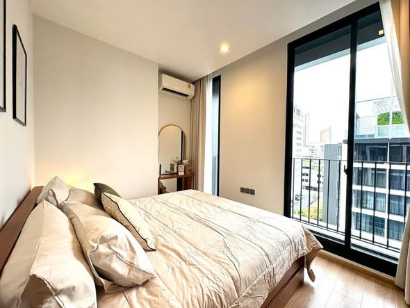 bedroom of Noble Around Ari