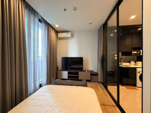 bedroom of Noble Around Ari