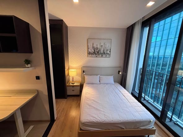 bedroom of Noble Around Ari