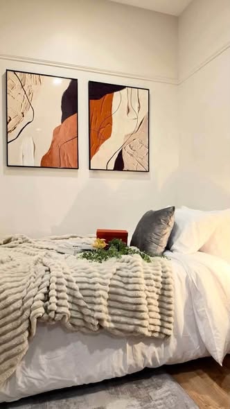 bedroom of Noble Around Ari