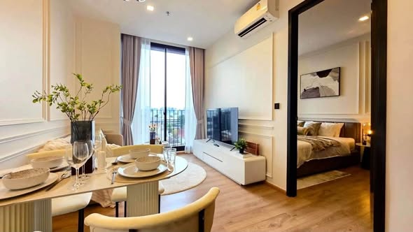 bedroom of Noble Around Ari