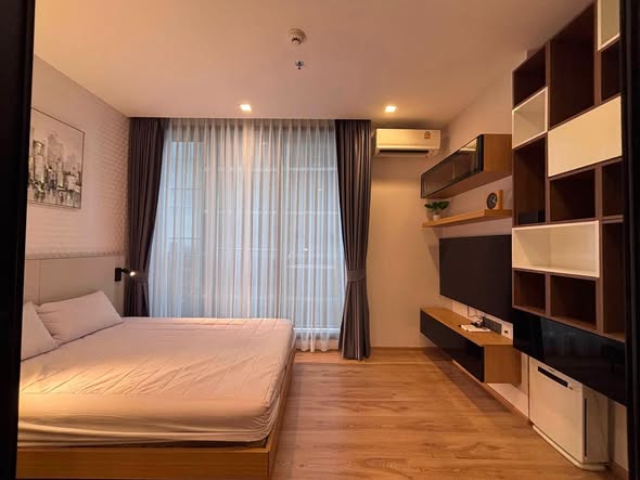 bedroom of Noble Around Ari