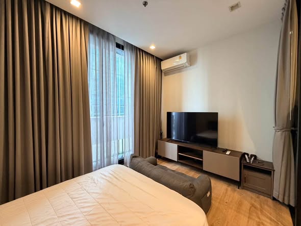 bedroom of Noble Around Ari