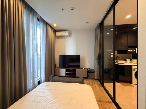 bedroom and room interior of Noble Around Ari