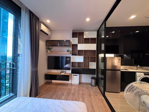 bedroom and room interior of Noble Around Ari