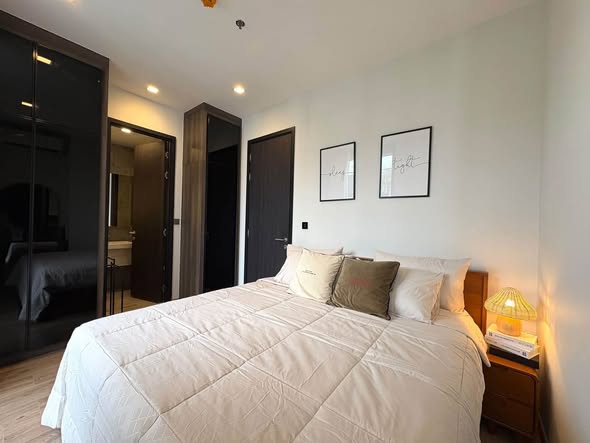 bedroom and room interior of Noble Around Ari