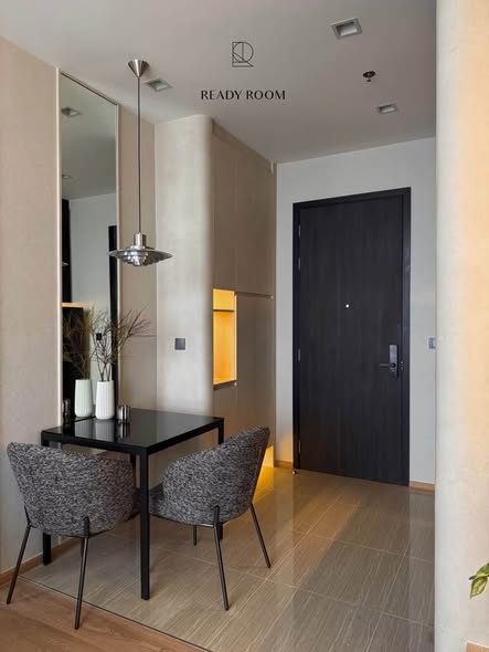 room interior of Noble Around Ari