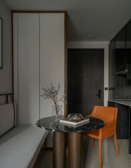 room interior of Noble Around Ari