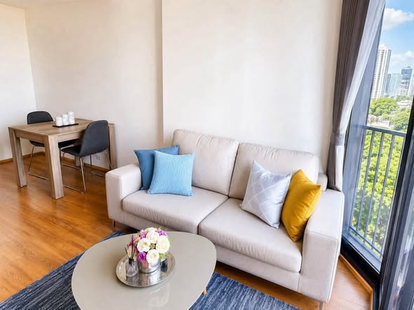 living room of Noble BE33