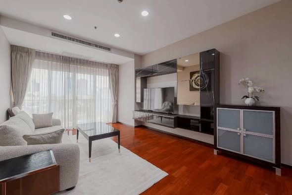 living room and bedroom of Noble Ora