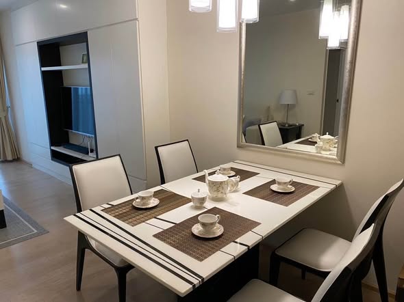 room interior of Noble Remix