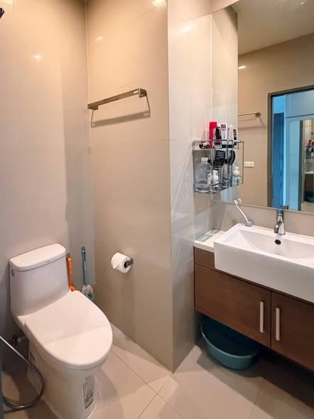 room interior and bathroom of Noble Reveal