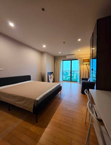 bedroom and room interior of Noble Solo