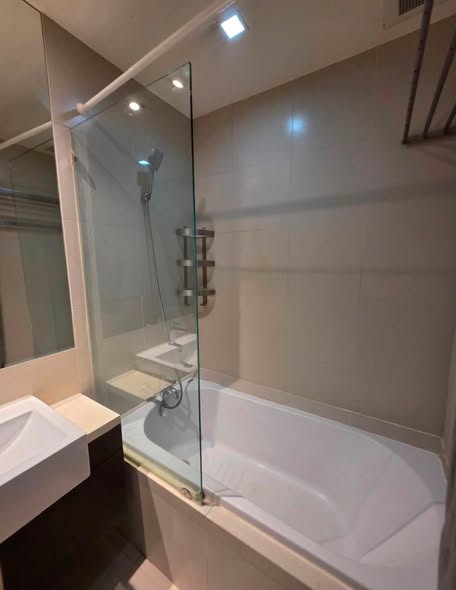 room interior and bathroom of Noble Solo
