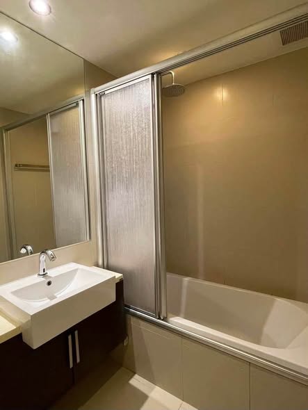 room interior and bathroom of Noble Solo