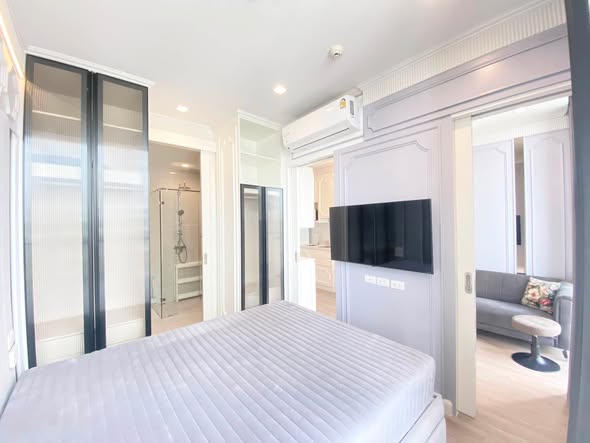 bedroom and room interior of Noble State Sukhumvit 39
