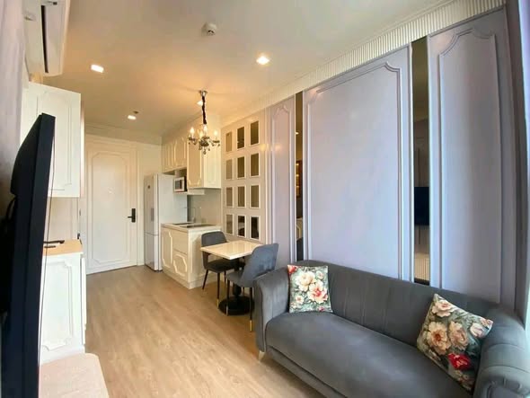 living room and room interior of Noble State Sukhumvit 39