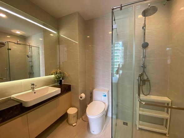 room interior and bathroom of Noble State Sukhumvit 39