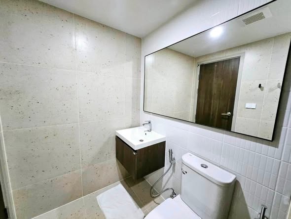 bathroom of Nue Cross Khu Khot Station (นิว ครอส คูคต สเตชัน)