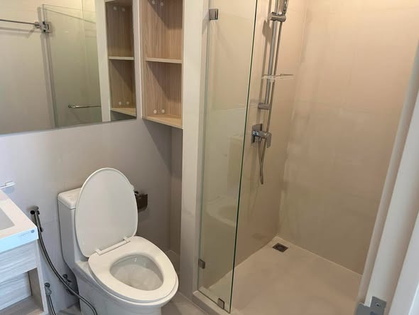 room interior and bathroom of NUE Noble Ratchada Lat Phrao (นิว โนเบิล รัชดา ลาดพร้าว)