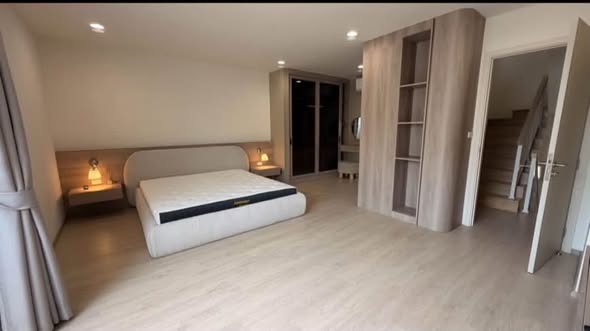 bedroom and room interior of Nue Verse Krungthep Kreetha (นิว เวิร์ส กรุงเทพกรีฑา)