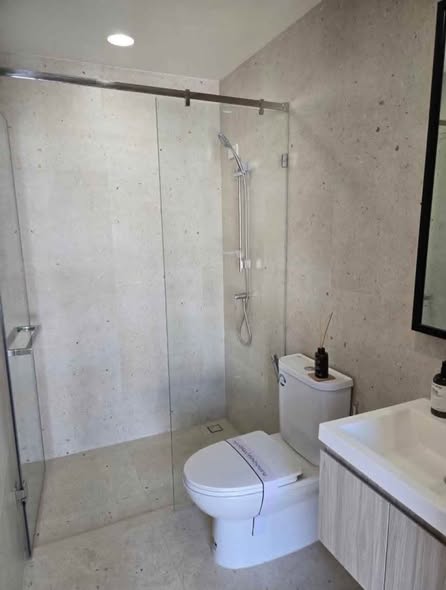 room interior and bathroom of Nue Verse Krungthep Kreetha (นิว เวิร์ส กรุงเทพกรีฑา)