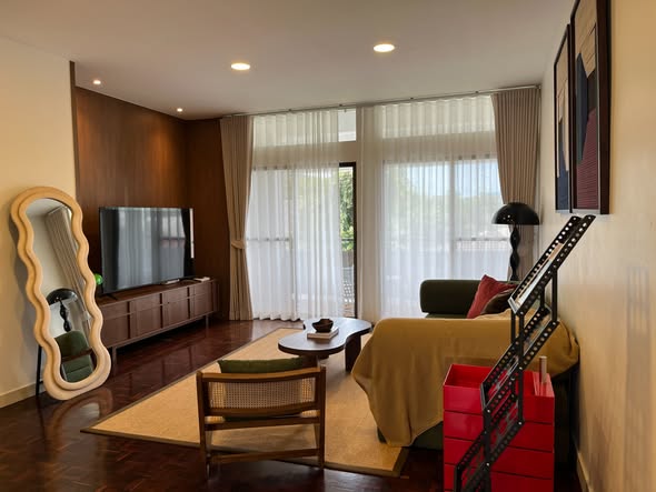 bedroom and living room of Oakwood Residence Sukhumvit 24 Bangkok