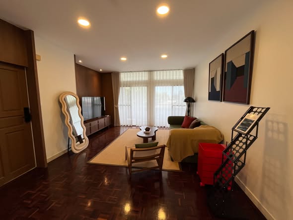 living room of Oakwood Residence Sukhumvit 24 Bangkok
