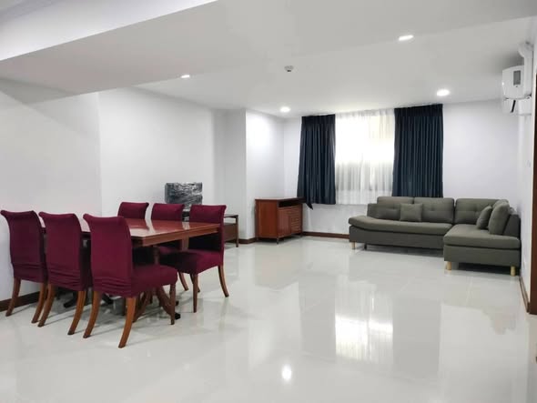 living room of Omni Tower Sukhumvit Nana