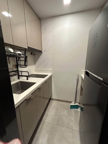 bathroom and kitchen of One9Five Asoke – Rama 9