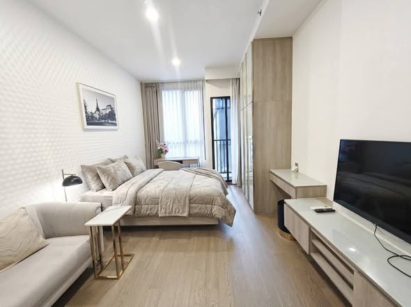 bedroom and living room of Park​ Origin​ Phaya Thai